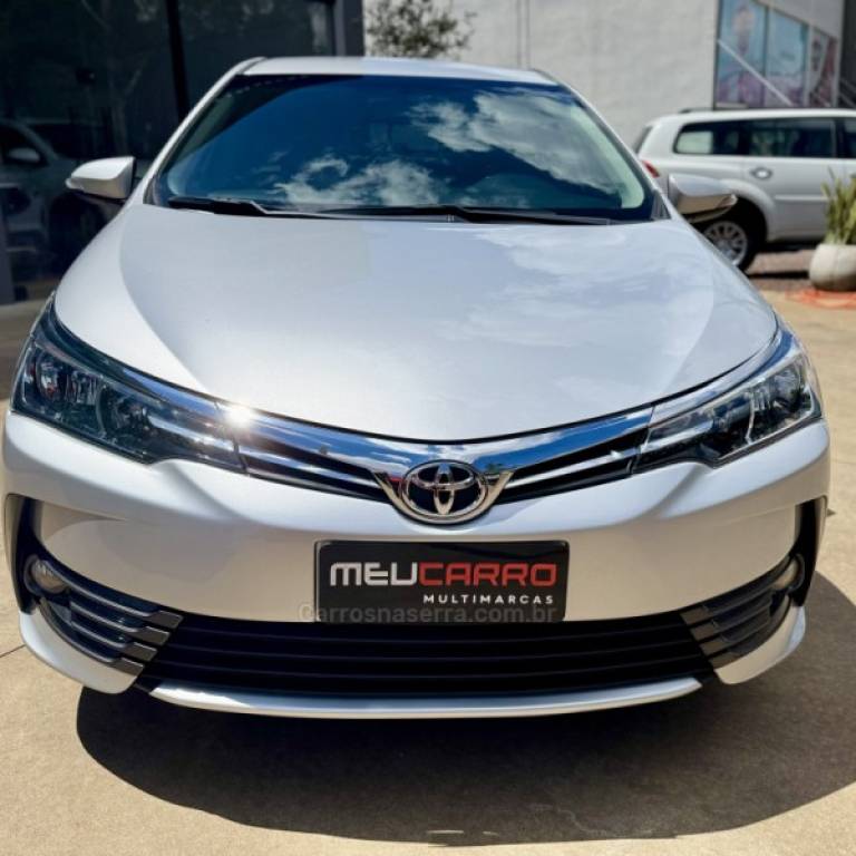 TOYOTA - COROLLA - 2017/2018 - Prata - R$ 105.900,00