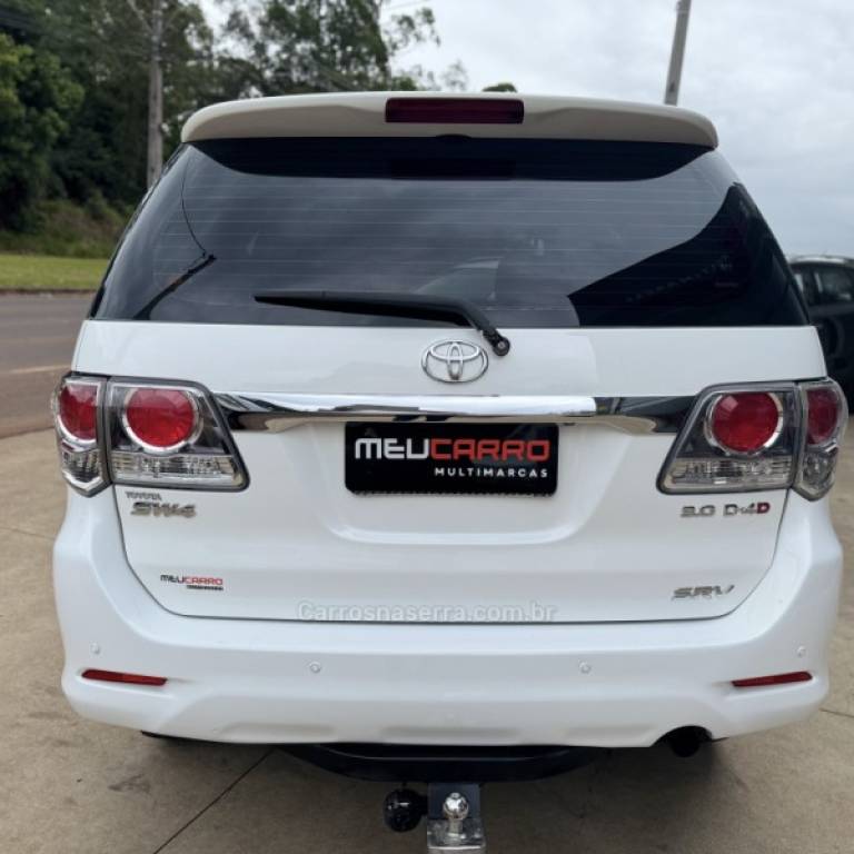 TOYOTA - HILUX SW4 - 2014/2014 - Branca - R$ 148.900,00