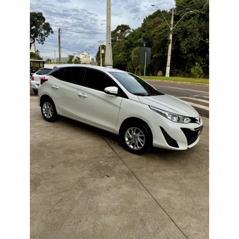 TOYOTA - YARIS - 2020/2020 - Branca - R$ 79.900,00