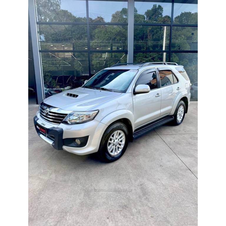 TOYOTA - HILUX SW4 - 2012/2012 - Prata - R$ 139.900,00