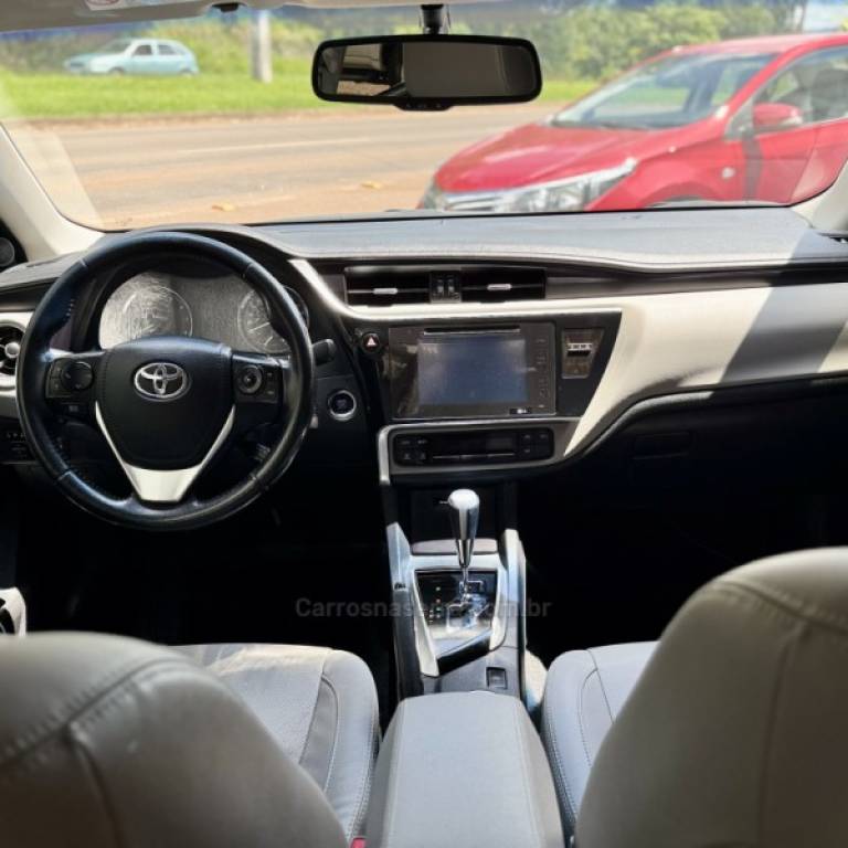 TOYOTA - COROLLA - 2017/2018 - Prata - R$ 105.900,00