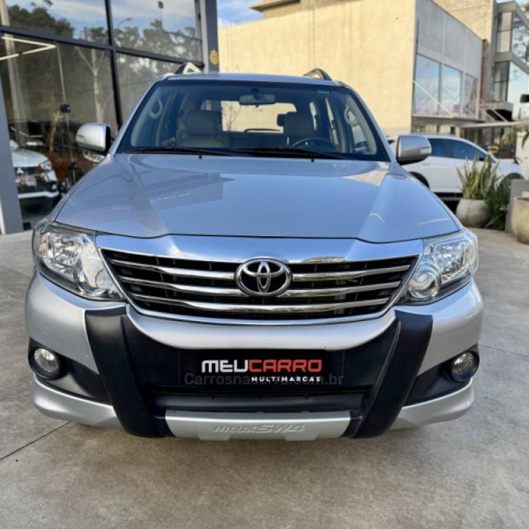 TOYOTA - HILUX SW4 - 2015/2015 - Prata - R$ 119.900,00