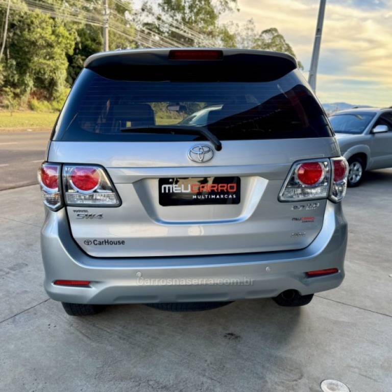 TOYOTA - HILUX SW4 - 2015/2015 - Prata - R$ 119.900,00