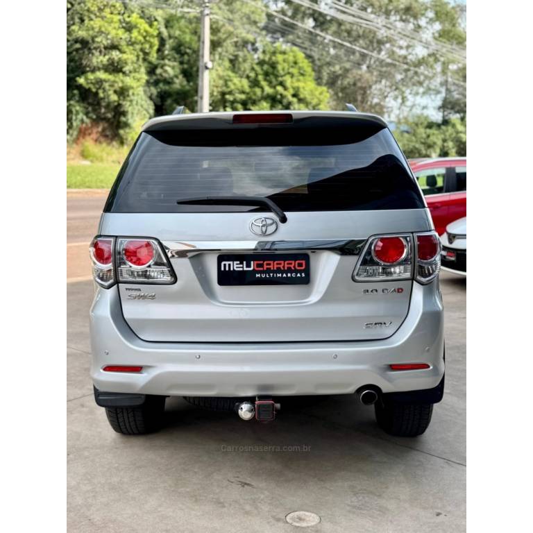 TOYOTA - HILUX SW4 - 2012/2012 - Prata - R$ 139.900,00