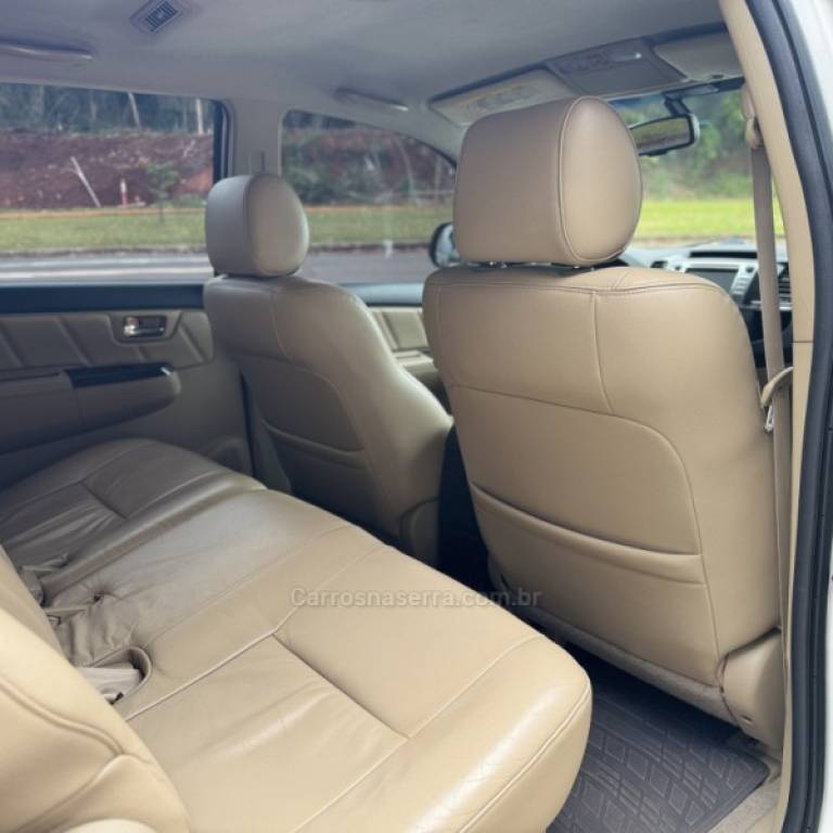 TOYOTA - HILUX SW4 - 2014/2014 - Branca - R$ 148.900,00