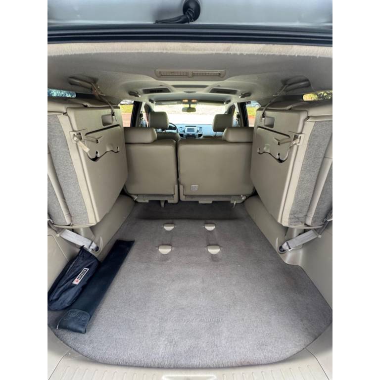 TOYOTA - HILUX SW4 - 2012/2012 - Prata - R$ 139.900,00