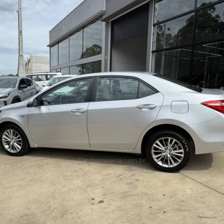 TOYOTA - COROLLA - 2014/2015 - Prata - R$ 89.900,00