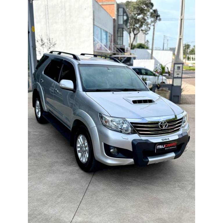 TOYOTA - HILUX SW4 - 2012/2012 - Prata - R$ 139.900,00