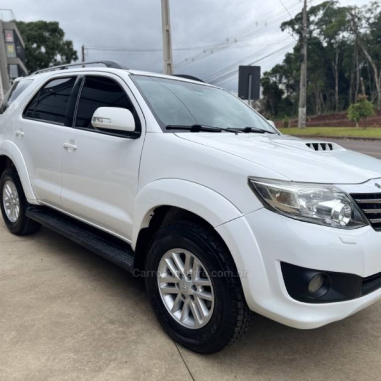 TOYOTA - HILUX SW4 - 2014/2014 - Branca - R$ 148.900,00