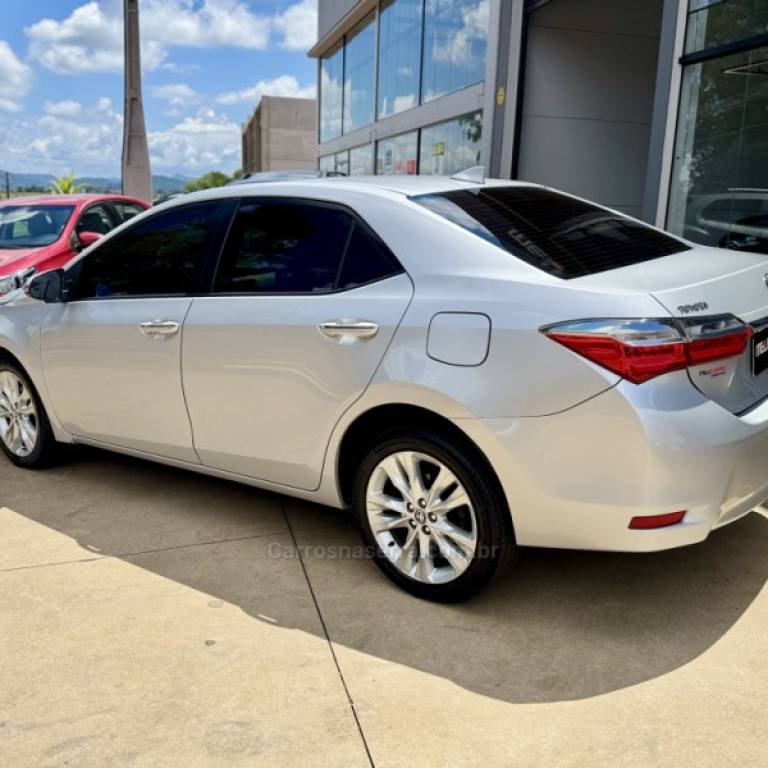 TOYOTA - COROLLA - 2017/2018 - Prata - R$ 105.900,00