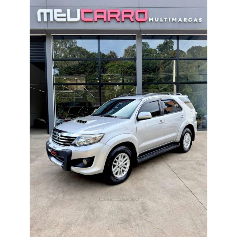 TOYOTA - HILUX SW4 - 2012/2012 - Prata - R$ 139.900,00