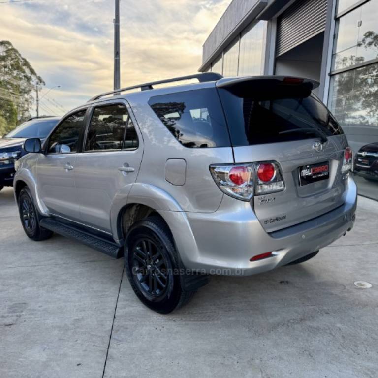 TOYOTA - HILUX SW4 - 2015/2015 - Prata - R$ 119.900,00