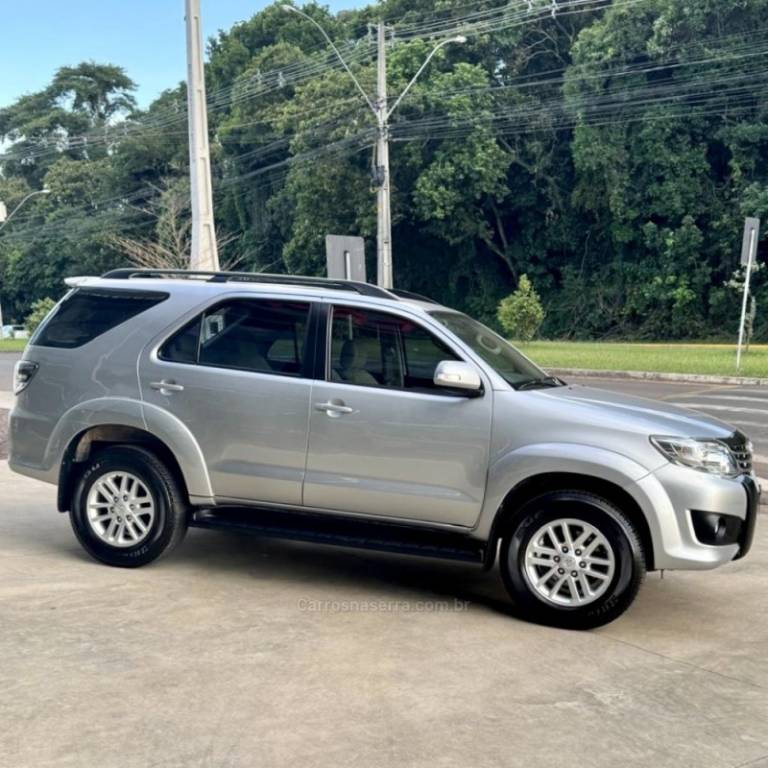 TOYOTA - HILUX SW4 - 2014/2015 - Prata - R$ 119.900,00