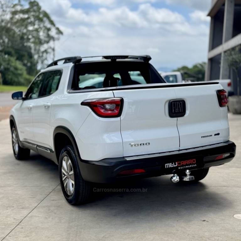 FIAT - TORO - 2016/2017 - Branca - R$ 86.900,00