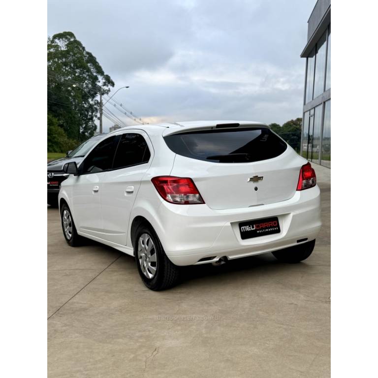 CHEVROLET - ONIX - 2017/2018 - Branca - R$ 52.900,00