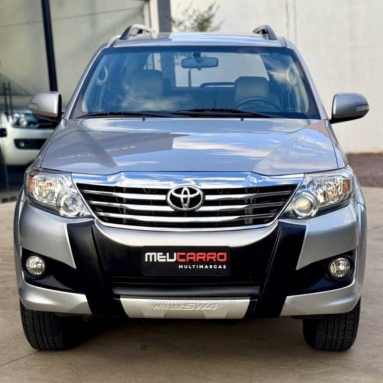 TOYOTA - HILUX SW4 - 2014/2015 - Prata - R$ 119.900,00