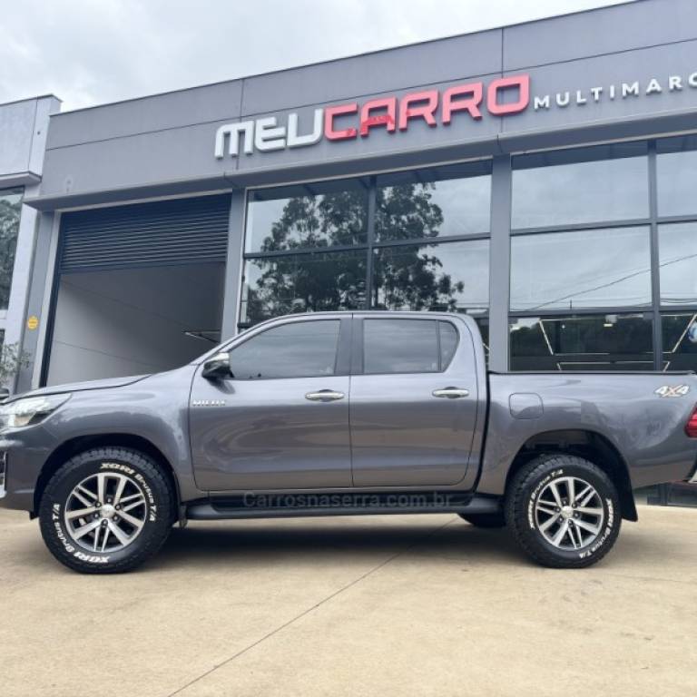 TOYOTA - HILUX - 2019/2019 - Cinza - R$ 198.900,00