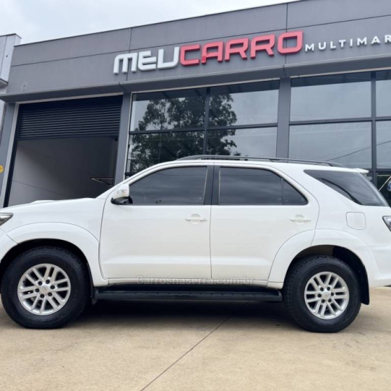 TOYOTA - HILUX SW4 - 2014/2014 - Branca - R$ 148.900,00