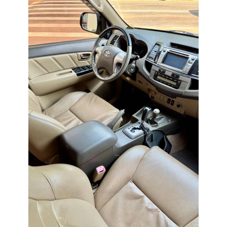 TOYOTA - HILUX SW4 - 2012/2012 - Prata - R$ 139.900,00