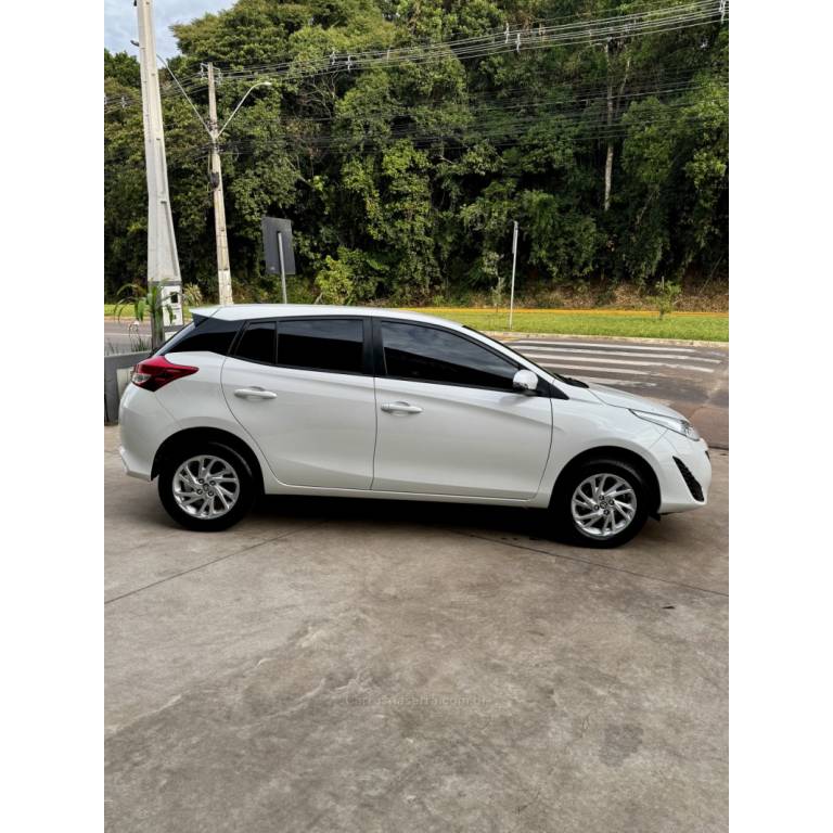 TOYOTA - YARIS - 2020/2020 - Branca - R$ 79.900,00