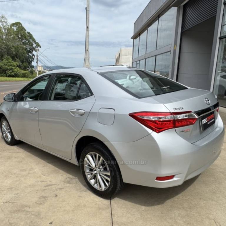 TOYOTA - COROLLA - 2014/2015 - Prata - R$ 89.900,00
