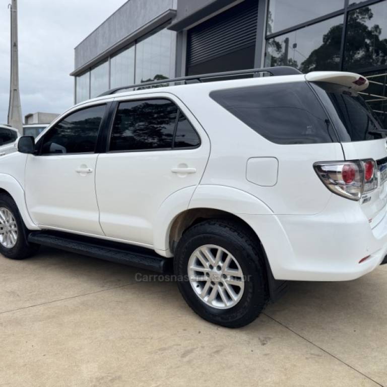 TOYOTA - HILUX SW4 - 2014/2014 - Branca - R$ 148.900,00