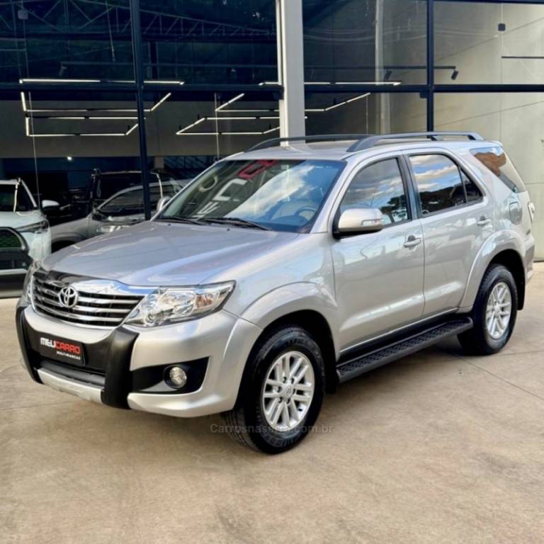 TOYOTA - HILUX SW4 - 2014/2015 - Prata - R$ 119.900,00