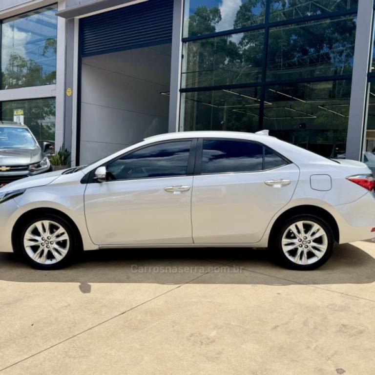 TOYOTA - COROLLA - 2017/2018 - Prata - R$ 105.900,00