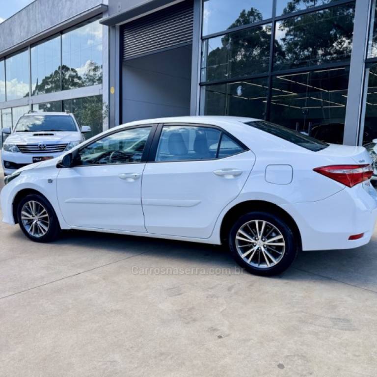 TOYOTA - COROLLA - 2014/2015 - Branca - R$ 88.900,00