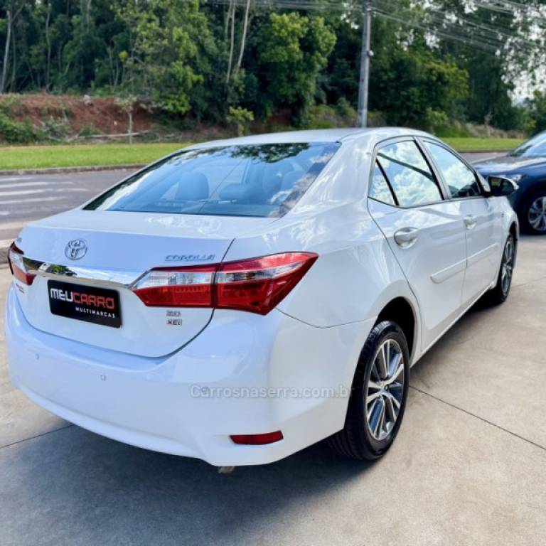 TOYOTA - COROLLA - 2014/2015 - Branca - R$ 88.900,00