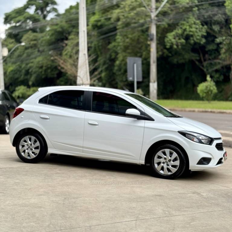 CHEVROLET - ONIX - 2017/2018 - Branca - R$ 68.900,00