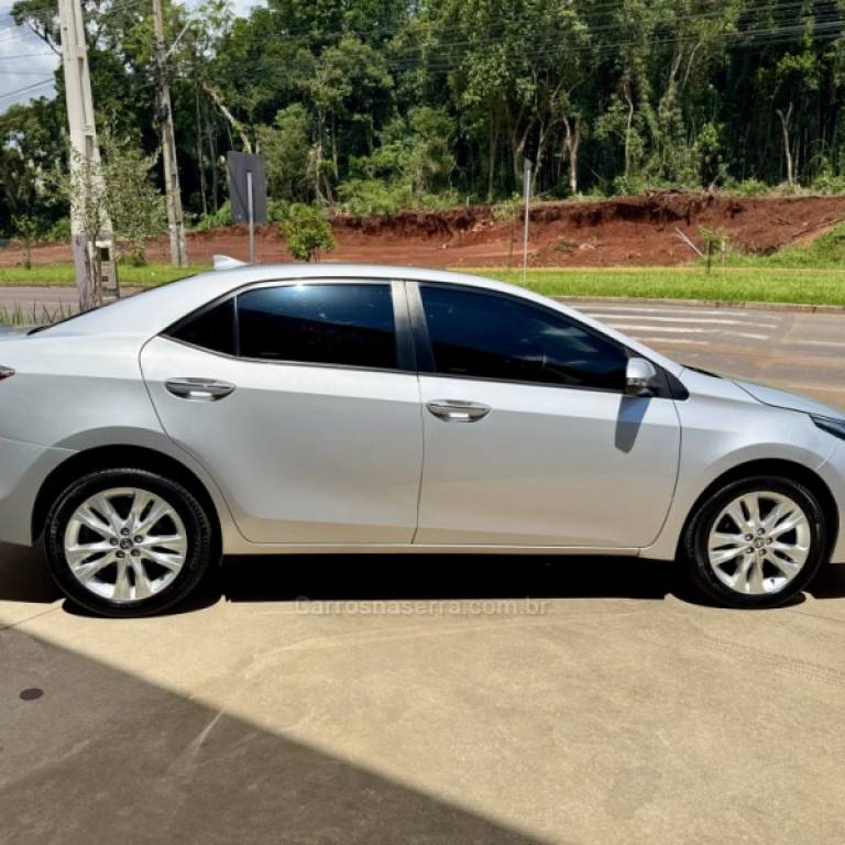 TOYOTA - COROLLA - 2017/2018 - Prata - R$ 105.900,00