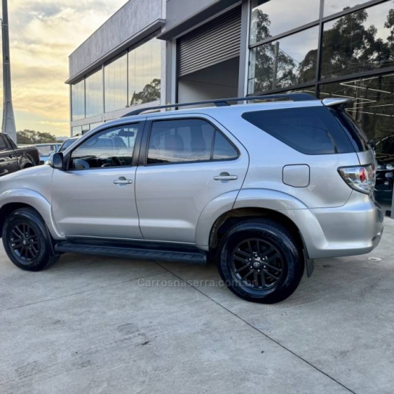 TOYOTA - HILUX SW4 - 2015/2015 - Prata - R$ 119.900,00