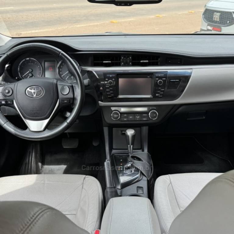 TOYOTA - COROLLA - 2014/2015 - Prata - R$ 89.900,00