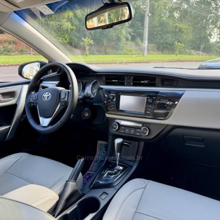 TOYOTA - COROLLA - 2014/2015 - Branca - R$ 88.900,00