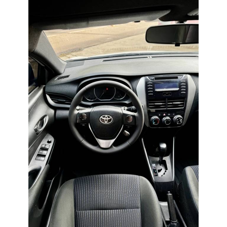 TOYOTA - YARIS - 2020/2020 - Branca - R$ 79.900,00