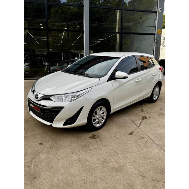 TOYOTA - YARIS - 2020/2020 - Branca - R$ 79.900,00