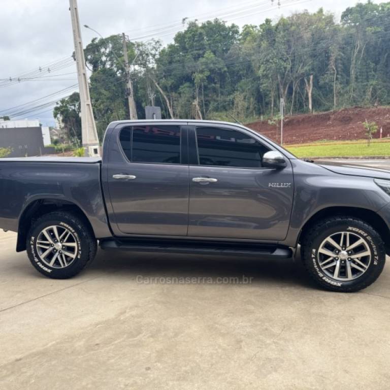 TOYOTA - HILUX - 2019/2019 - Cinza - R$ 198.900,00