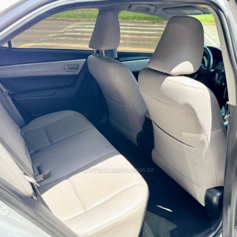 TOYOTA - COROLLA - 2017/2018 - Prata - R$ 105.900,00