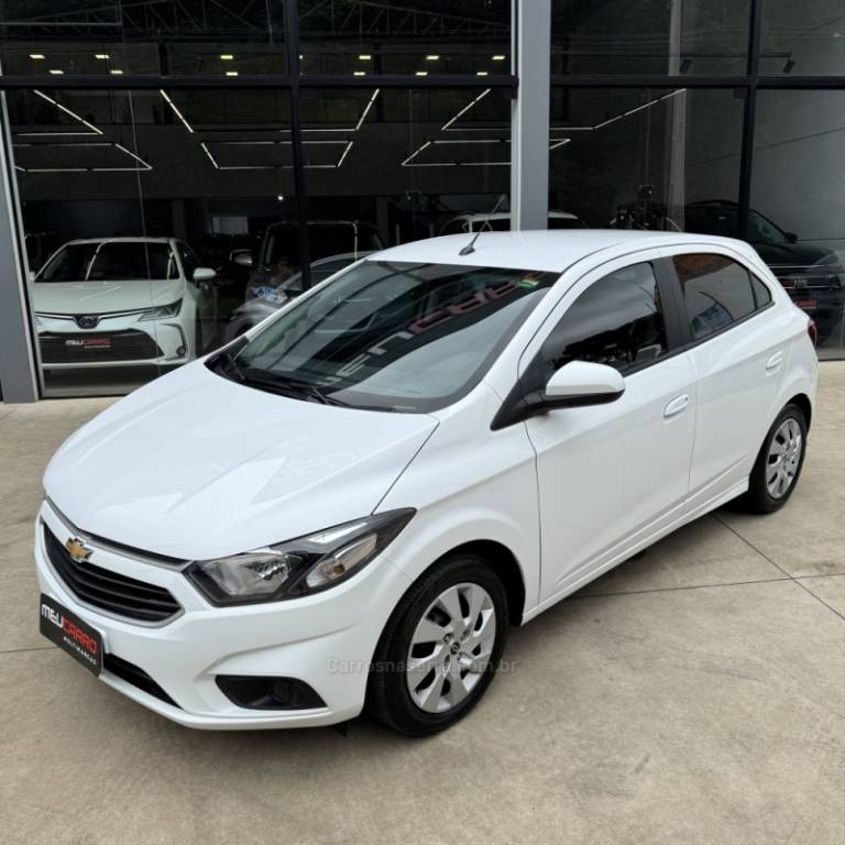 CHEVROLET - ONIX - 2017/2018 - Branca - R$ 68.900,00