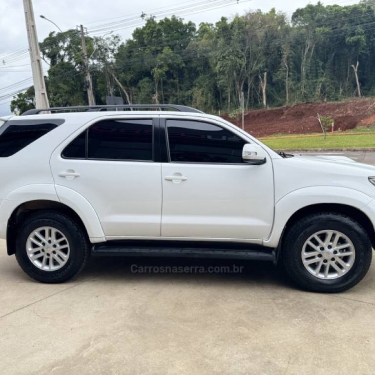 TOYOTA - HILUX SW4 - 2014/2014 - Branca - R$ 148.900,00