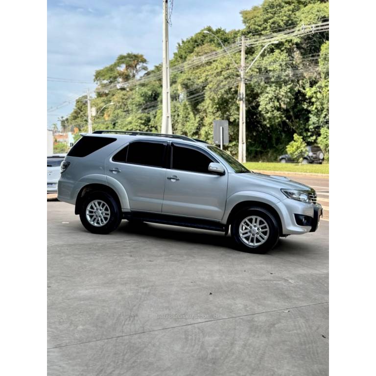 TOYOTA - HILUX SW4 - 2012/2012 - Prata - R$ 139.900,00