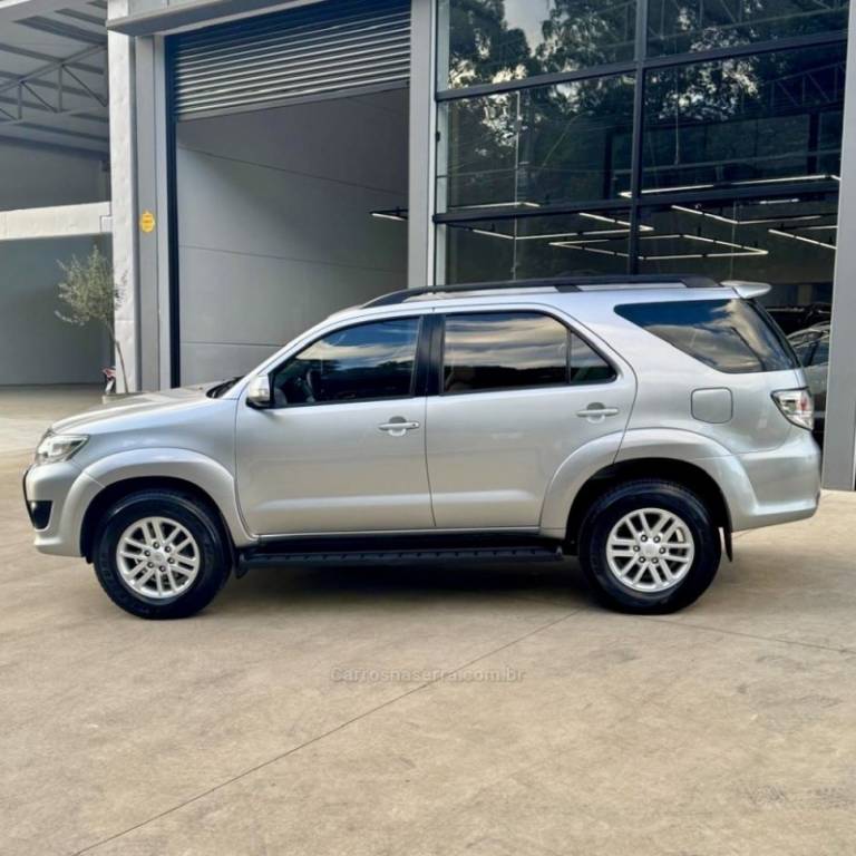 TOYOTA - HILUX SW4 - 2014/2015 - Prata - R$ 119.900,00