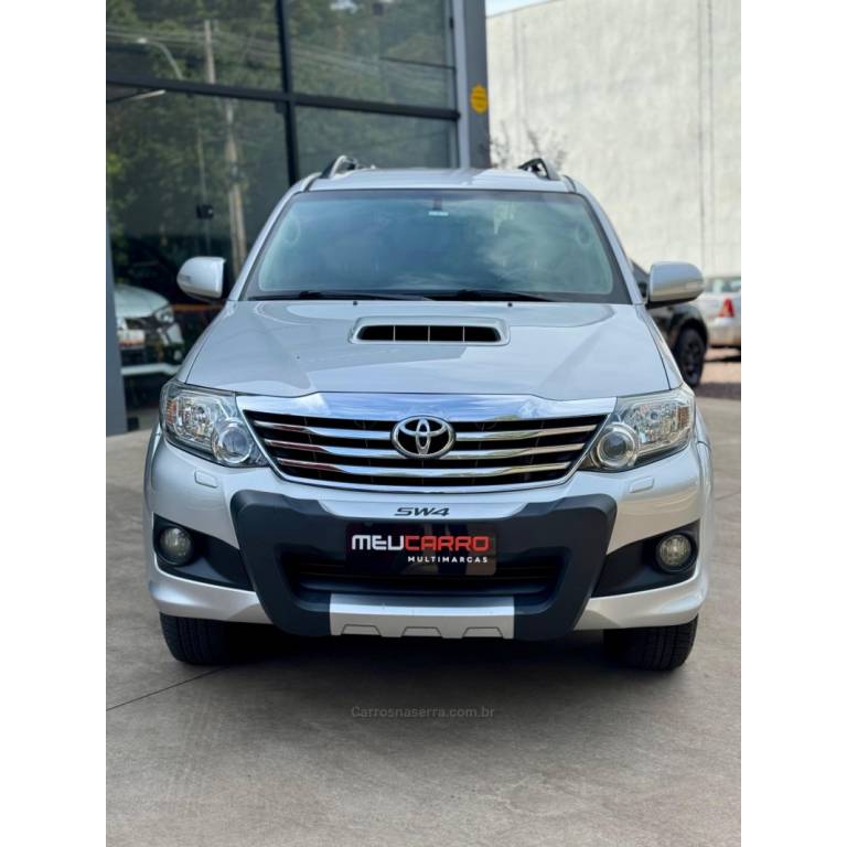 TOYOTA - HILUX SW4 - 2012/2012 - Prata - R$ 139.900,00