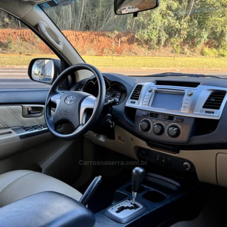 TOYOTA - HILUX SW4 - 2015/2015 - Prata - R$ 119.900,00