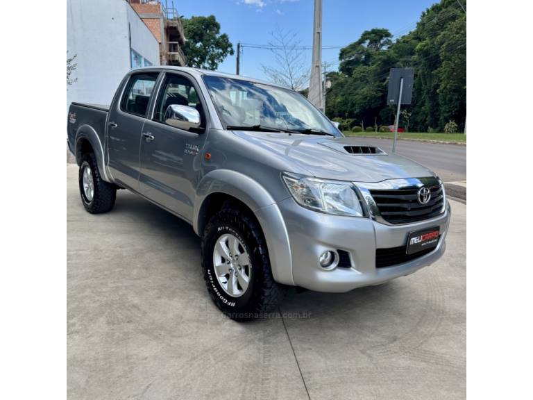 TOYOTA - HILUX - 2014/2015 - Prata - R$ 139.900,00