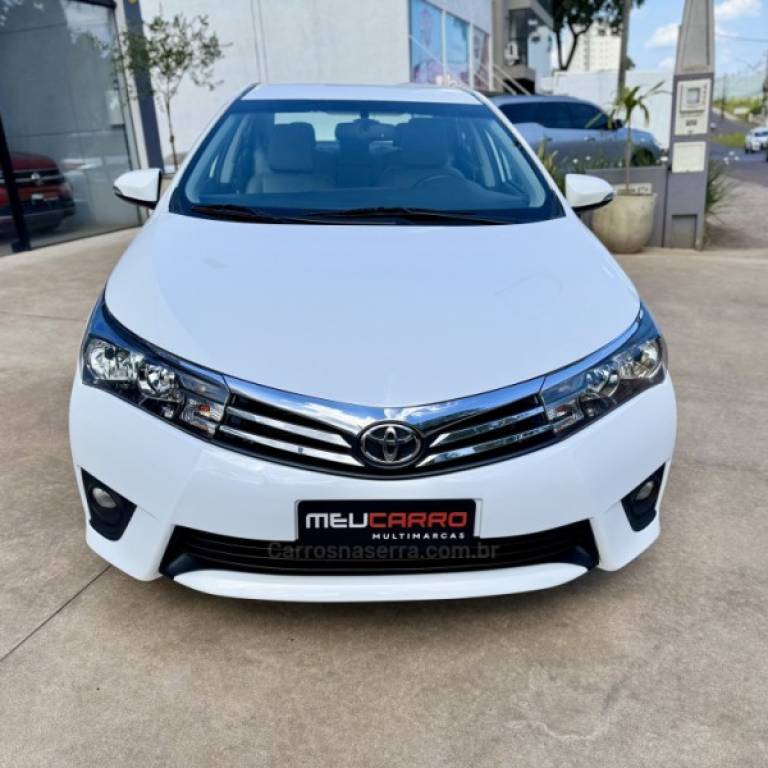 TOYOTA - COROLLA - 2014/2015 - Branca - R$ 88.900,00