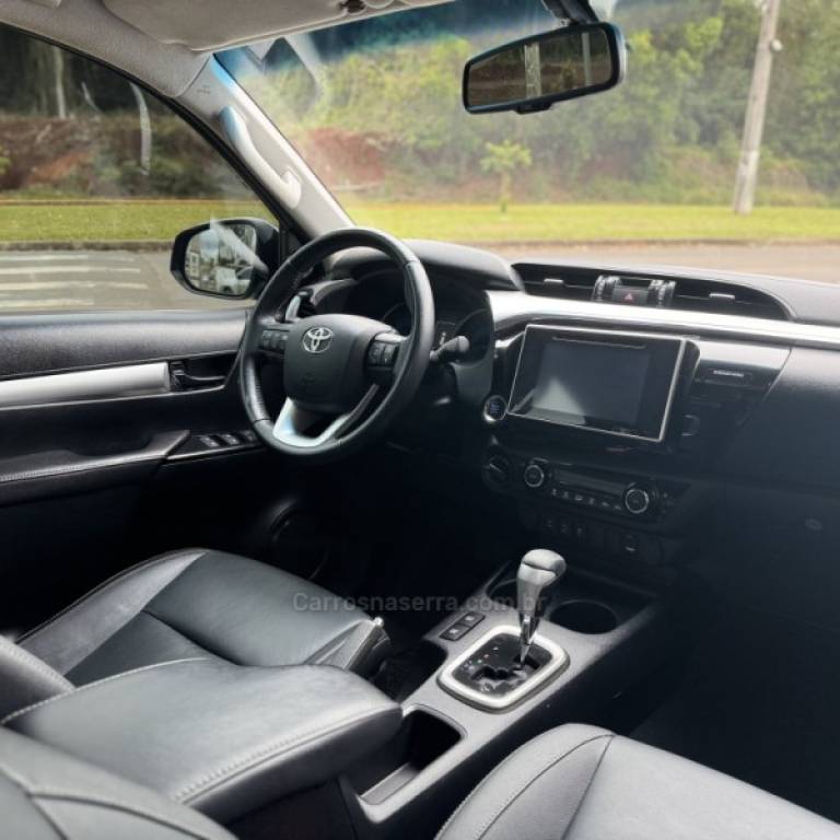 TOYOTA - HILUX - 2019/2019 - Cinza - R$ 198.900,00
