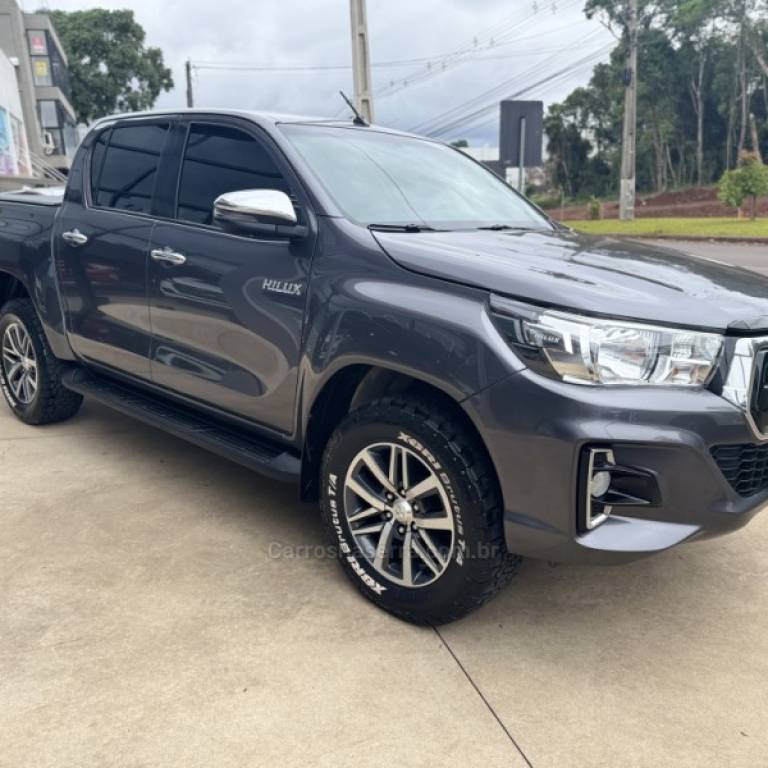 TOYOTA - HILUX - 2019/2019 - Cinza - R$ 198.900,00
