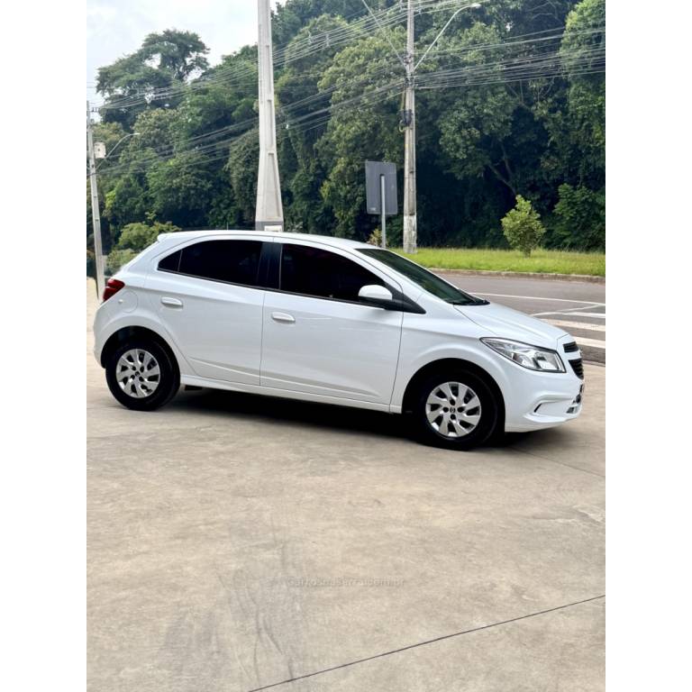 CHEVROLET - ONIX - 2017/2018 - Branca - R$ 52.900,00